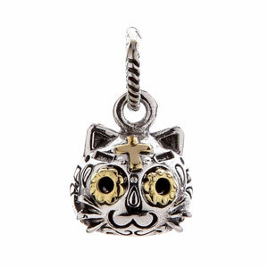 Gotische kat hanger met goudaccenten in sterling zilver. Goudkleurige florale ogen en een voorhoofdskruis versieren het zilveren kattengezicht.