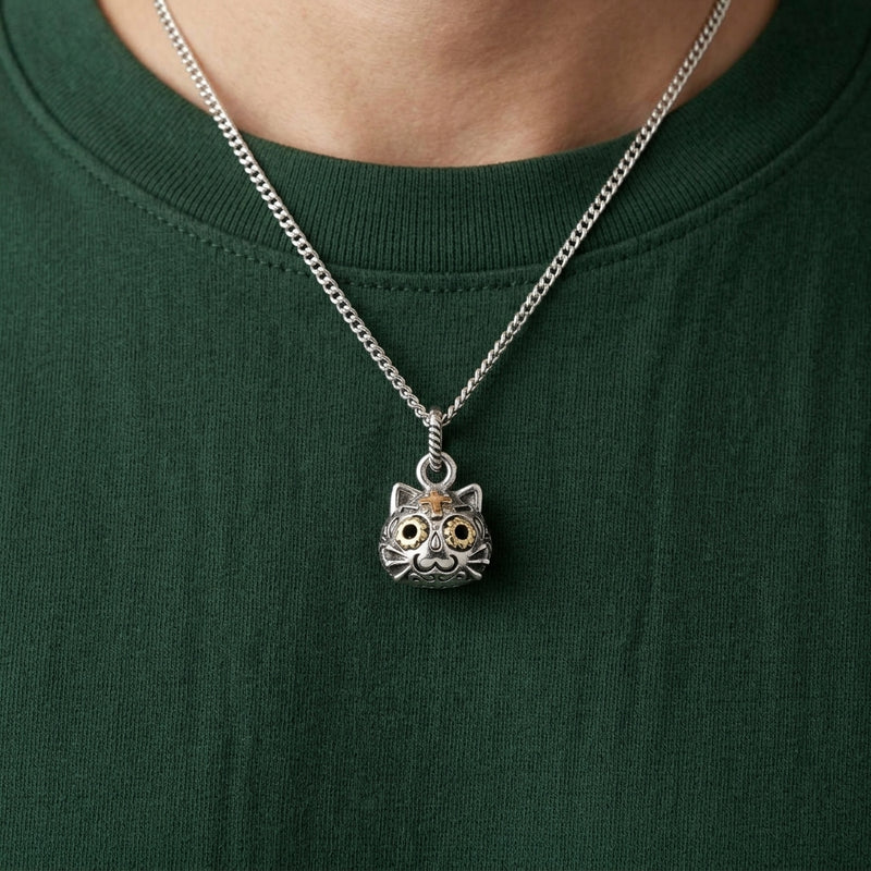Colgante de gato gótico con detalles dorados en plata de ley
