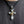 Sterling zilveren kruisketting met gouden ketting, gedragen detail op de borst