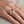 Bague d'évêque à croix plaquée or avec halo d'améthyste, portée par un mannequin adulte
