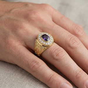 Vergoldeter Kreuz-Bischofsring mit Amethyst-Halo, getragen an einem erwachsenen Modell