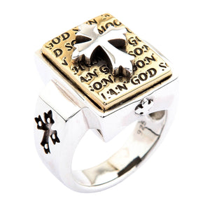 Bague en argent sterling 925 à croix des Écritures plaquée or, vue plongeante montrant la croix en relief et l'anneau poli