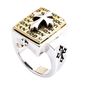 Bague en argent sterling 925 à croix des Écritures plaquée or, vue plongeante opposée montrant le panneau doré et le relief de la croix