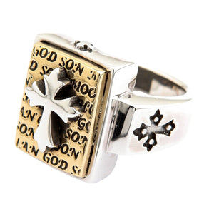 Bague en argent sterling 925 à croix des Écritures plaquée or, vue opposée de trois-quarts de la croix et de l'épaulement