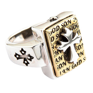 Bague en argent sterling 925 à croix des Écritures plaquée or, vue de trois-quarts de la face et épaulement gauche à croix