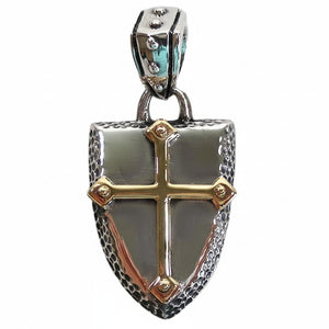Colgante de escudo de plata de ley con cruz dorada — vista frontal