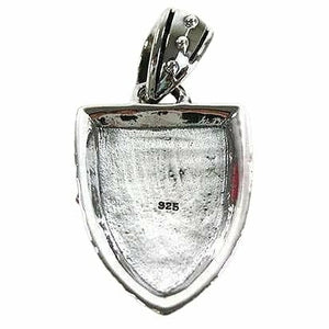 Colgante de escudo de plata de ley con cruz dorada — detalle del contraste