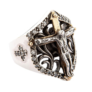 Anillo de escudo de plata de ley con crucifijo dorado — vista en ángulo