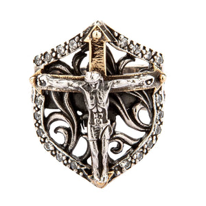 Anillo de escudo de plata de ley con crucifijo dorado — vista frontal