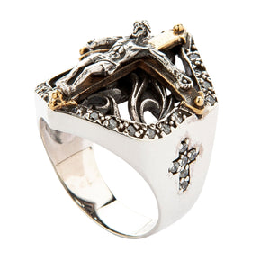Anillo de escudo de plata de ley con crucifijo dorado — vista lateral