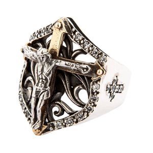 Anillo de escudo de plata de ley con crucifijo dorado — vista de tres cuartos