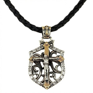 Ciondolo a scudo in argento sterling con crocifisso dorato — ciondolo su cordino in pelle