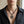 Ciondolo a scudo in argento sterling con crocifisso dorato — al collo