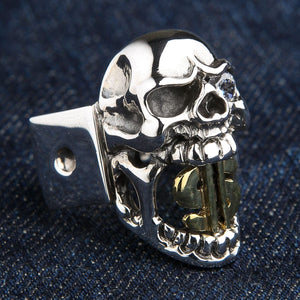 Bague tête de mort avec signe dollar doré en argent sterling, profil gauche de la bague tête de mort