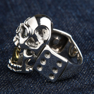 Bague tête de mort avec signe dollar doré en argent sterling, profil droit de la bague tête de mort
