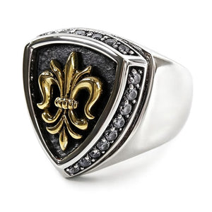 Bague en argent massif avec fleur de lys dorée — vue en biais