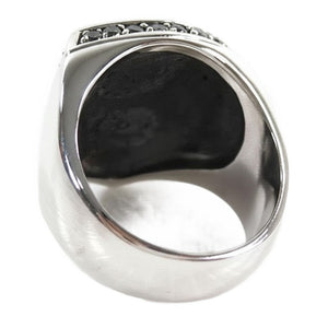 Bague en argent massif avec fleur de lys dorée — vue intérieure