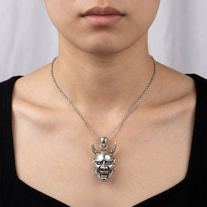 Collier pendentif masque Hannya en argent sterling et laiton, montré au cou d'un modèle adulte ; le cordon ou la chaîne sert de contexte de style
