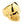 Anillo de calavera de latón bañado en oro de 14k, cara de calavera pulida bañada en oro en ángulo sobre fondo blanco