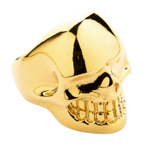 Anillo de calavera de latón bañado en oro de 14k, cara de calavera pulida bañada en oro en ángulo sobre fondo blanco