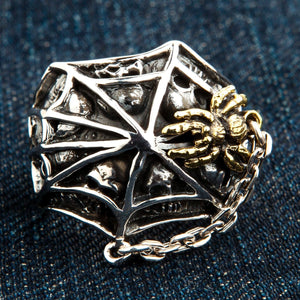 Anillo gótico de plata de ley con araña chapada en oro, frente del anillo con araña dorada