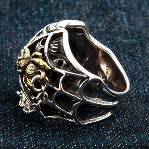 Anillo gótico de plata de ley con araña chapada en oro, perfil lateral del anillo