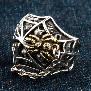 Anillo gótico de plata de ley con araña chapada en oro, anillo en tres cuartos a la izquierda