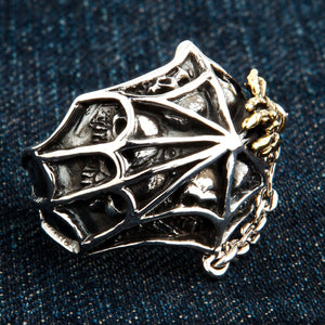 Anillo gótico de plata de ley con araña chapada en oro, anillo en tres cuartos a la derecha