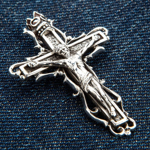 Ciondolo crocifisso a cattedrale gotica in argento sterling, scatto di dettaglio angolato del ciondolo a crocifisso gotico in argento sterling che evidenzia le spine