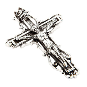 Ciondolo crocifisso a cattedrale gotica in argento sterling, dettaglio ravvicinato del ciondolo a crocifisso gotico in argento sterling 925 che mostra volute spinose