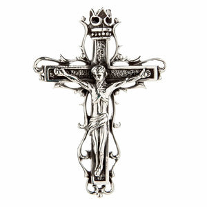 Ciondolo crocifisso a cattedrale gotica in argento sterling, vista frontale del ciondolo a crocifisso gotico artigianale in argento sterling 925 con Cristo