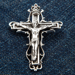 Ciondolo crocifisso a cattedrale gotica in argento sterling, ciondolo a crocifisso gotico in argento sterling con corona e spine esposto su fondo blu