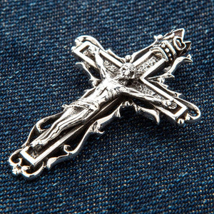 Ciondolo crocifisso a cattedrale gotica in argento sterling, vista angolata dall'alto del ciondolo a crocifisso gotico artigianale in argento sterling 925