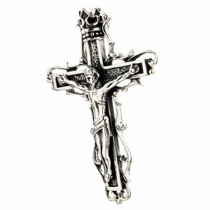 Ciondolo crocifisso a cattedrale gotica in argento sterling, vista angolare a tre quarti del ciondolo a crocifisso gotico con Cristo in argento sterling che mostra dettagli