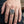 Bague bouclier fleur de lys gothique en argent sterling, portée à la main
