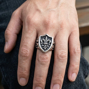 Bague bouclier fleur de lys gothique en argent sterling, portée à la main