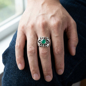 Bague tribale en argent sterling et agate verte, portée à la main