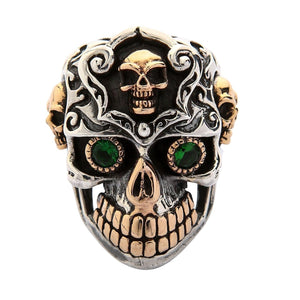 anillo de calavera en plata de ley con ojos de brillante piedra esmeralda verde