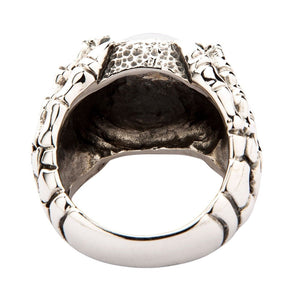Drakkloring i sterlingsilver med grönt öga, insida av ringen med grönt öga och klor som visar den släta skenan och solida konstruktionen i sterlingsilver