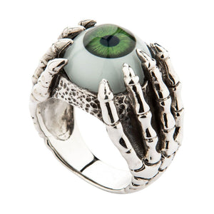 Drakkloring i sterlingsilver med grönt öga, trekvartsvinkel av handgjord ögonring i sterlingsilver som framhäver det tredimensionella kloarbetet