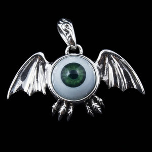 Hänge i sterlingsilver med drakvinge och grönt öga, framifrån på grönt öga och drakvingar