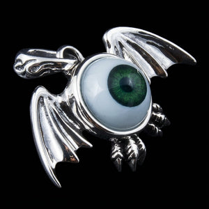 Hänge i sterlingsilver med drakvinge och grönt öga, vinklad vy från vänster av öga, klor och vinge