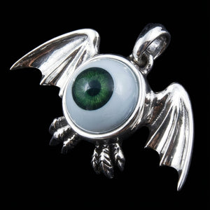 Hänge i sterlingsilver med drakvinge och grönt öga, vinklad vy från höger av öga och vinge