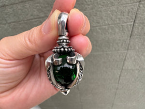 Pingente gótico de prata de lei 925 com pedra da lua verde, pingente de pedra da lua verde segurado na vertical em ângulo frontal