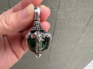 Pingente gótico de prata de lei 925 com pedra da lua verde, vista frontal em três quartos da pedra verde e da faixa de detalhes incolores