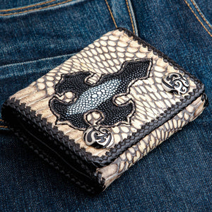 Portefeuille biker à trois volets en cobra gris et galuchat avec croix — vue de trois quarts
