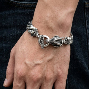 Bracciale a maglie tribali con grifone in argento sterling 925, indossato attorno al polso di un adulto