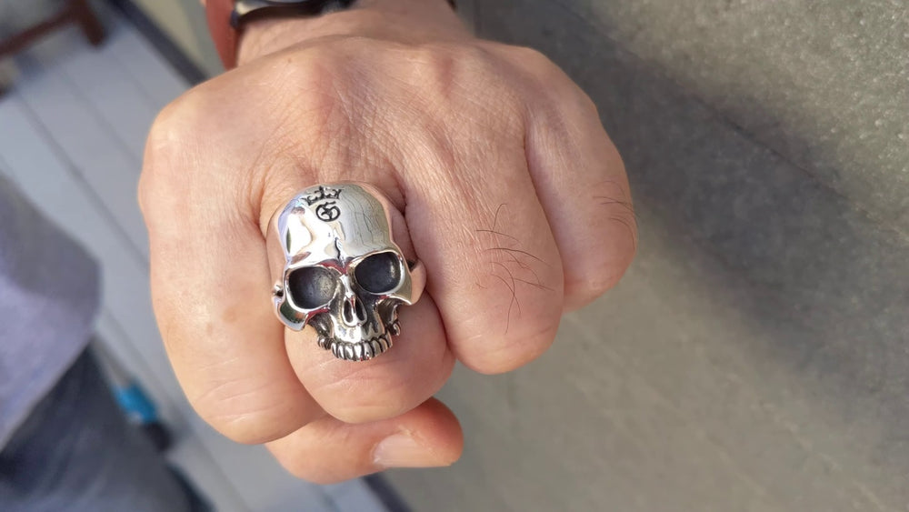 Totenkopfring ohne Unterkiefer — Tragevideo (Hand)