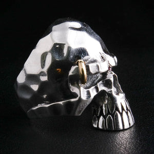 Hamrad punk-dödskallering i sterlingsilver — sida med ögonbrynsring