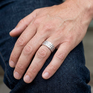 Anillo de banda martillado en plata esterlina, puesto en la mano